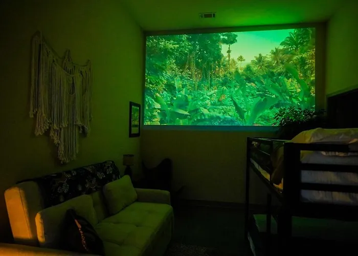 Jungle Jasper Suite - New Loft Near Massachusetts!