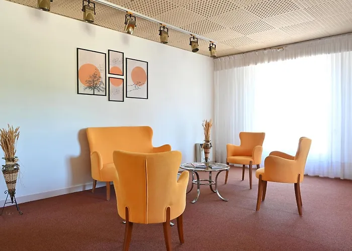 Logis Hotel & Restaurant Le Cheval Blanc Et Clovis