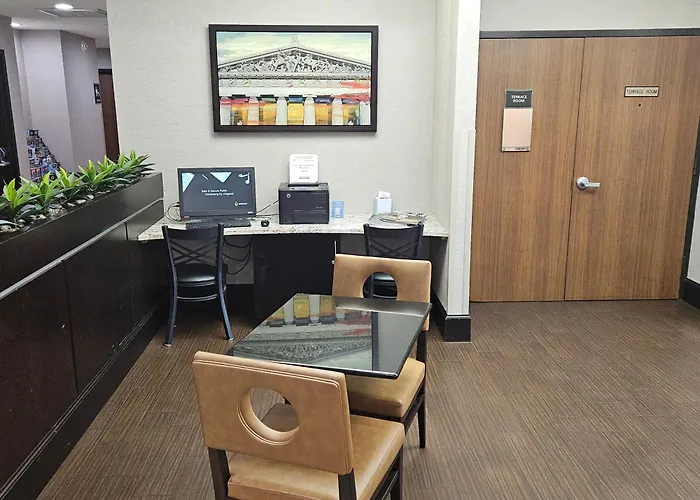 Club Hotel Nashville Inn & Suites