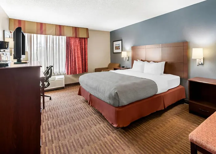 Quality Inn & Suites Lawrence - University Area