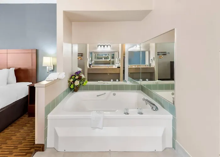 Quality Inn & Suites Lawrence - University Area