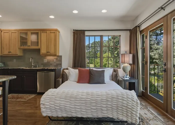 Columbia Cliff Villas
