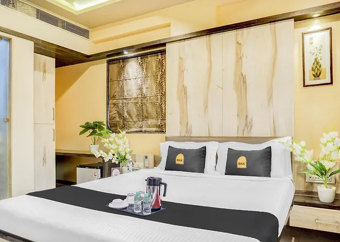 Super Townhouse Oak Regal Inn Near Sant Tukaram Nagar Metro Station