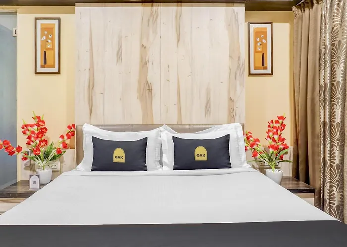 Super Townhouse Oak Regal Inn Near Sant Tukaram Nagar Metro Station
