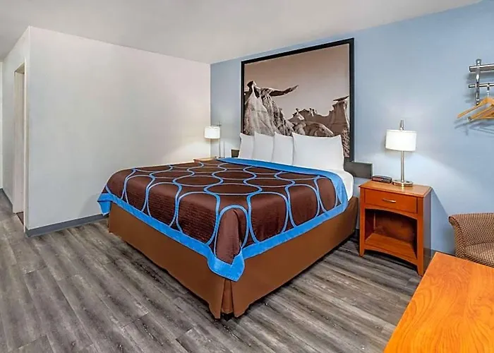 Super 8 By Wyndham Clayton