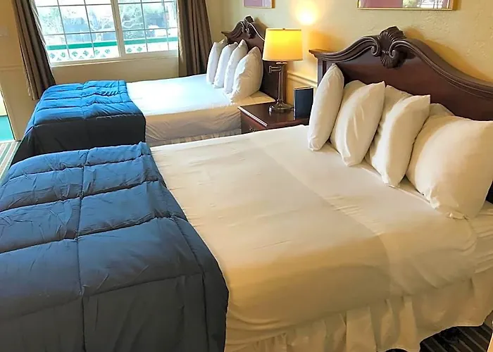 Monterey Pines Inn