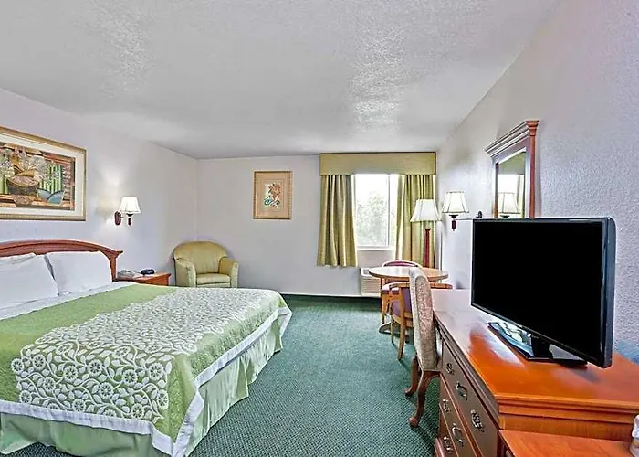 Days Inn & Suites By Wyndham Fullerton