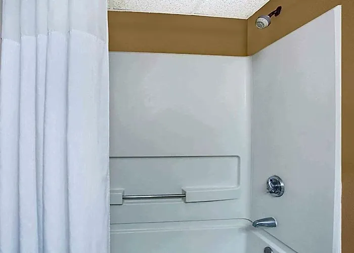 Days Inn By Wyndham Newport News City Center Oyster Point