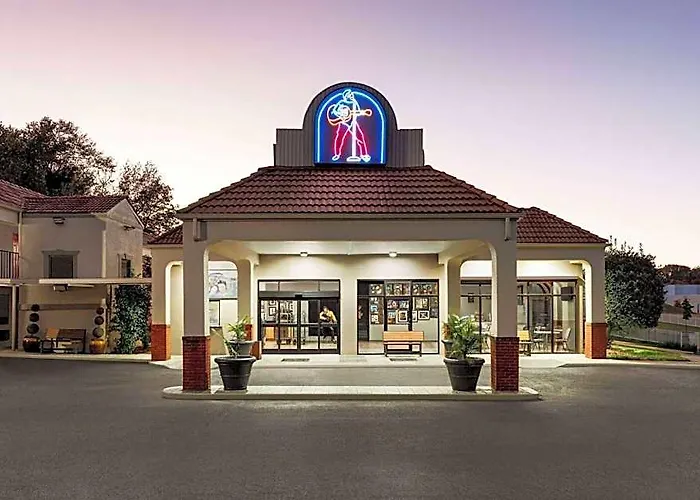 Days Inn By Wyndham Memphis At Graceland