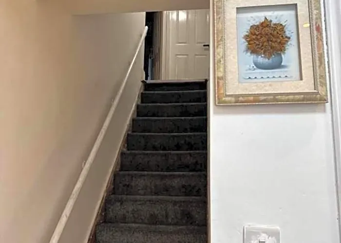 Oyo Unique Guestroom - Farnworth, Easy Access To Bolton
