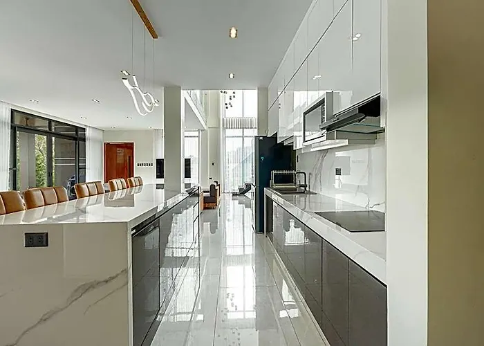 Exclusive 5-Br Villa 2 Pools Fast Dual Wi-Fi