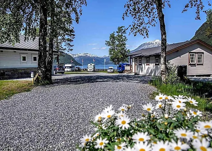 Spacious 6-Person Holiday Park Home In Kinsarvik