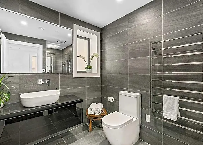 Luxurious Lakefront Penthouse Apartment