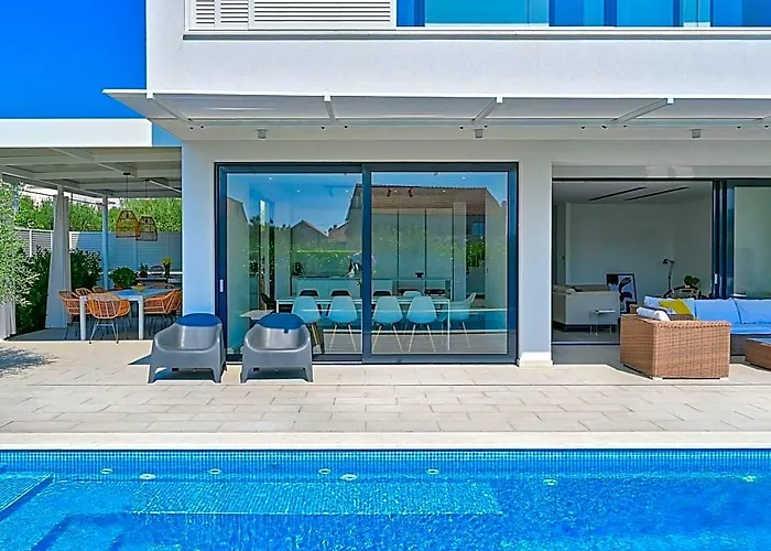 Bedroom Villa Near Split With Pool