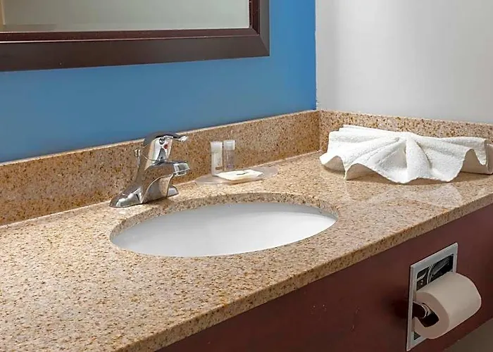 Signature Stay Inn & Suites - Downtown Hamilton