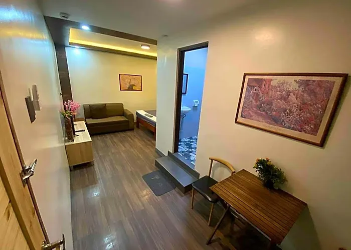 Mom'S Shie Restaurant / Apartelle