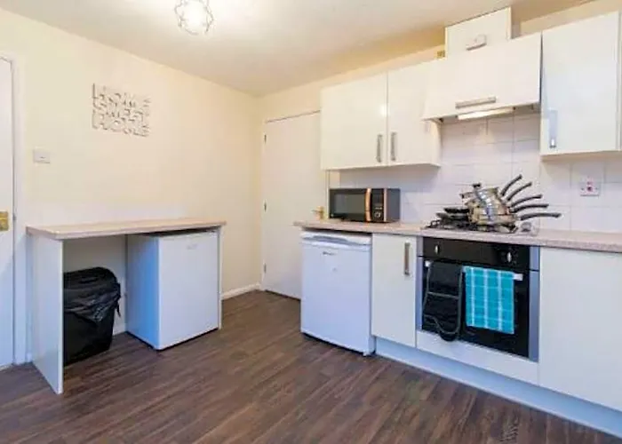 Spacious 3-Bedroom W/ Private Garden In Coventry
