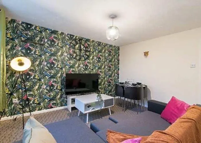 Spacious 3-Bedroom W/ Private Garden In Coventry