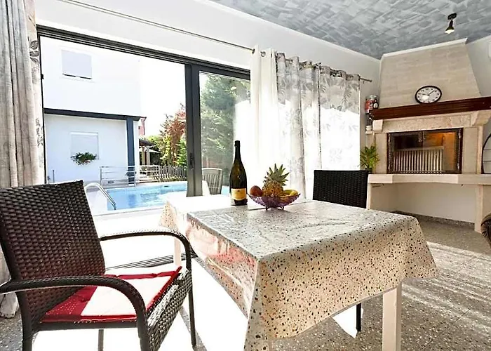Bright Studio Apartment With Pool View