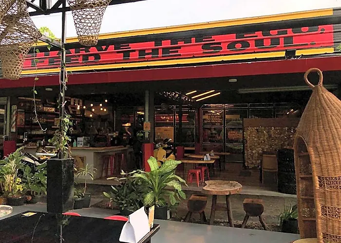 100% Cafe Moto Hostel
