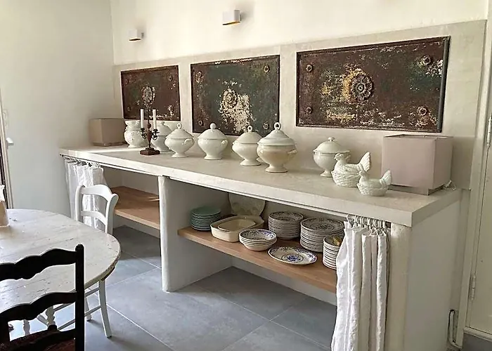 Maison Avec Grande Piscine Surplombant La Garrigue