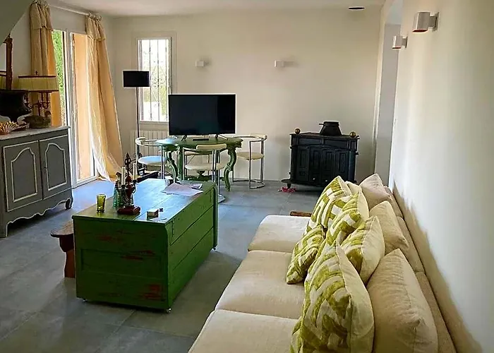 Maison Avec Grande Piscine Surplombant La Garrigue