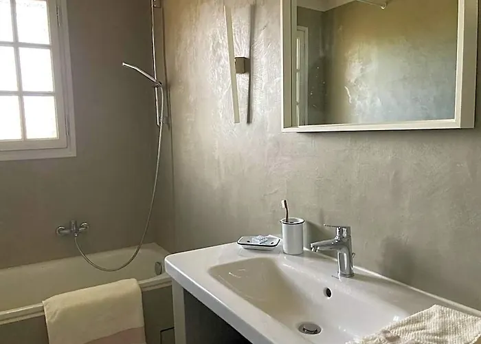 Maison Avec Grande Piscine Surplombant La Garrigue
