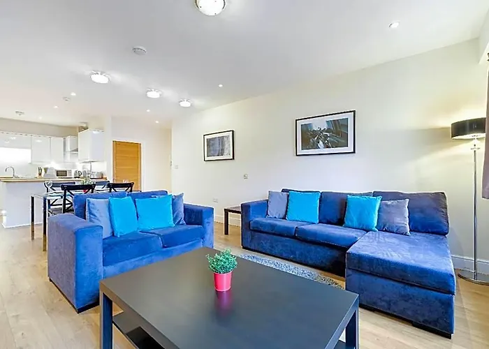 3 Bedroom Apt. 04 + Parking In Maidenhead