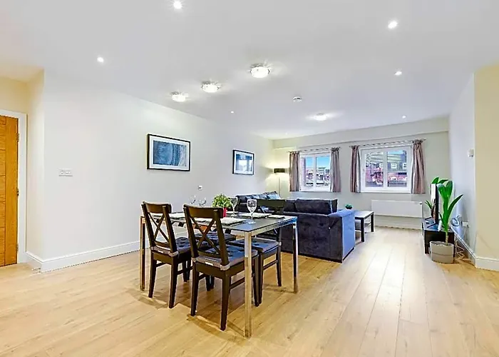 3 Bedroom Apt. 04 + Parking In Maidenhead
