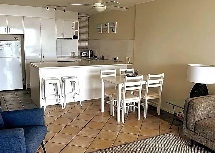 2 Bedroom Top Floor Unit - Ocean Views And Pool