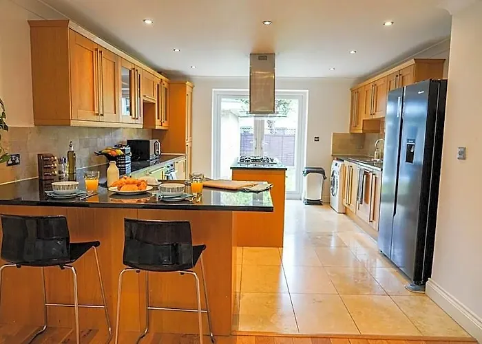 Luxury 4-Bed In Oxford With 2X Parking & Garden
