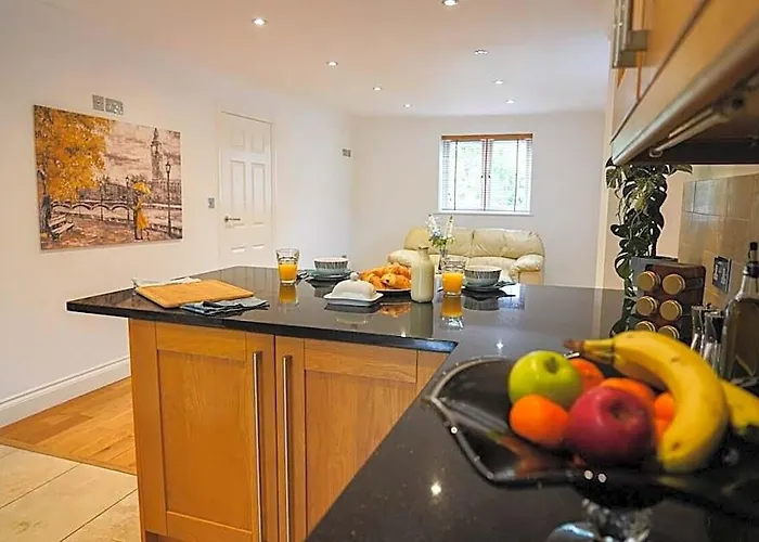Luxury 4-Bed In Oxford With 2X Parking & Garden