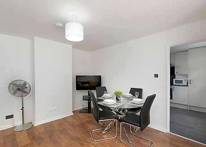 Skyvillion - Lush 2 Bed Hydean Way House Garden