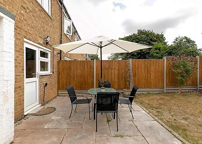 Skyvillion - Lush 2 Bed Hydean Way House Garden