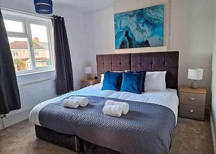 Modern 4-Bed House With Garden & Parking