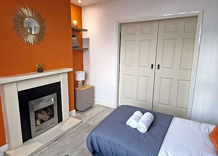 Modern 4-Bed House With Garden & Parking