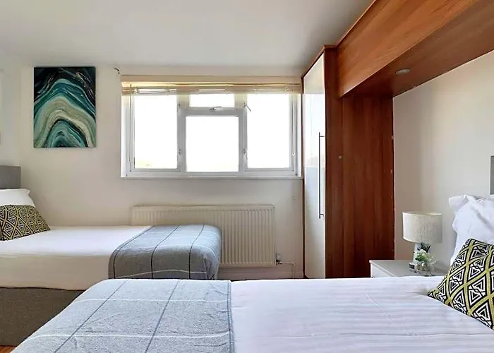 Skyvillion - Valley Way - 3Bed House In Stevenage