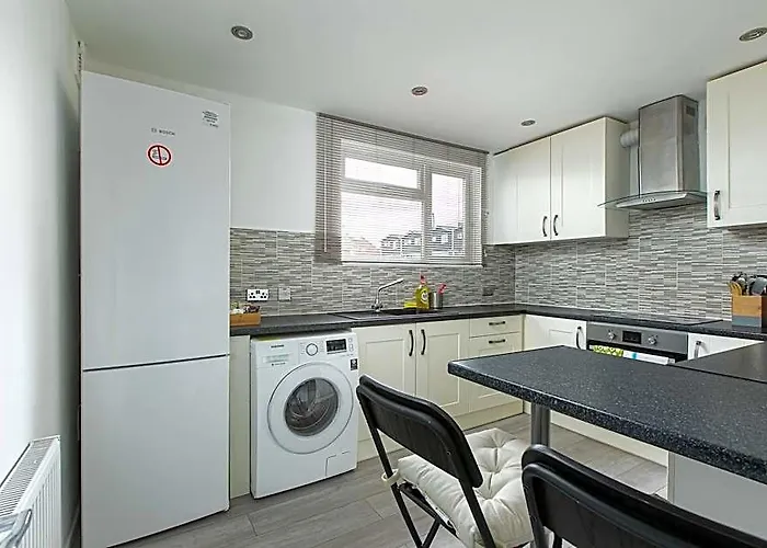Skyvillion - 2Bed House Wgrdnparking In Hatfield