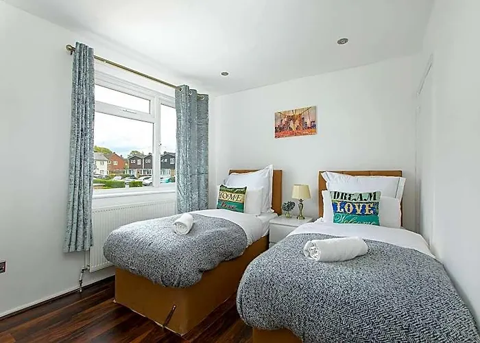 Skyvillion - 2Bed House Wgrdnparking In Hatfield