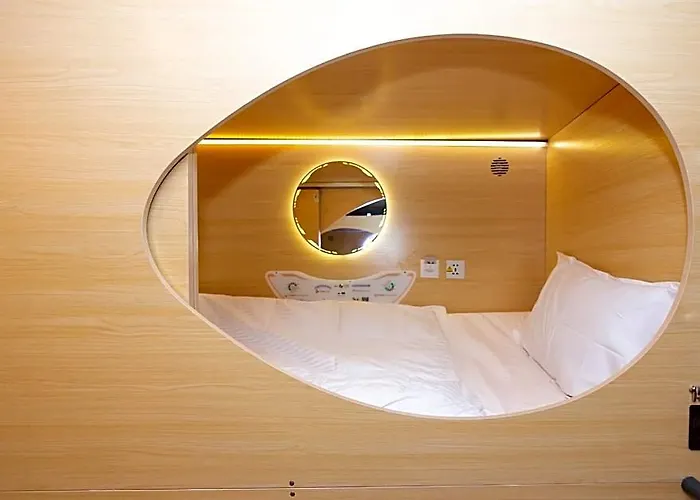 Momostay Capsule Hotel