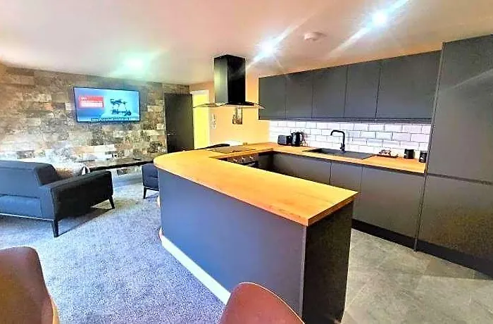 Friary House Serviced Apartments By Roomsbooked - 24Hr Reception
