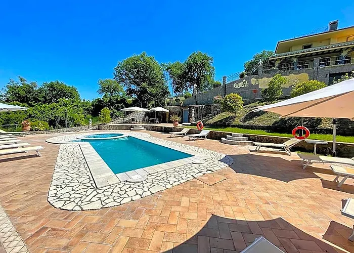 Pool And Jacuzzi - Charming Villa In Umbria