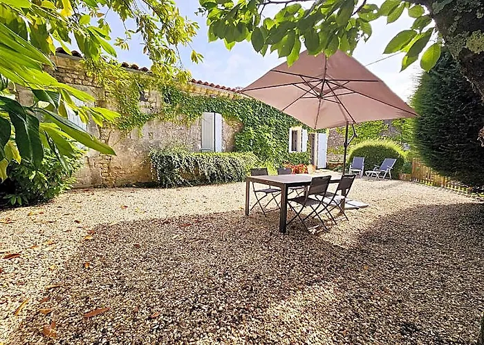 Fleurs De Vigne, Gite Charentais Au Grand Coeur