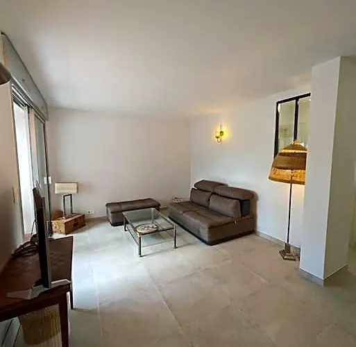 2 Pieces Lumineux A Cagnes Sur Mer