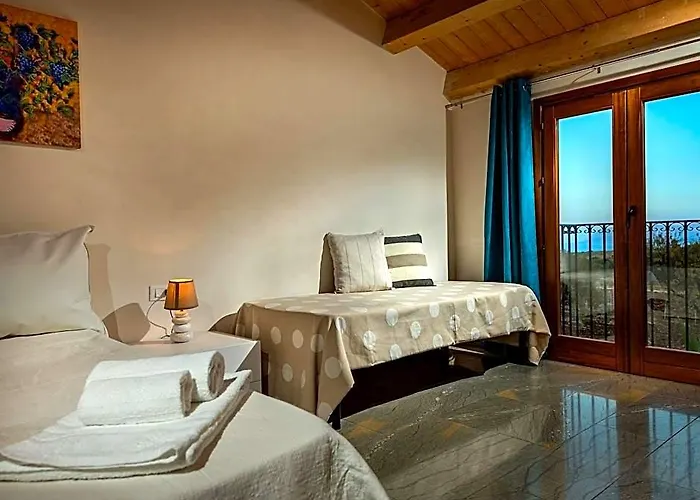 Villa In Sicily Near Guidaloca Bay