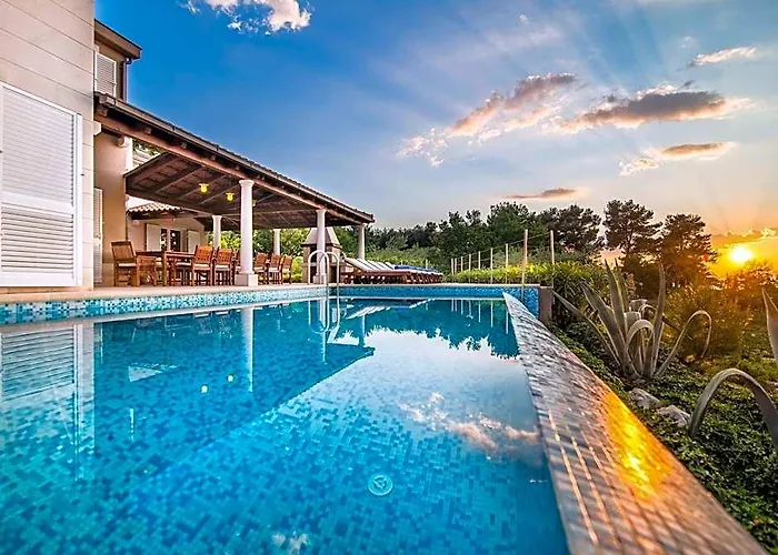 Beautiful Villa On The Island Of Brac With Infinity Pool, Beach At 30 Meters