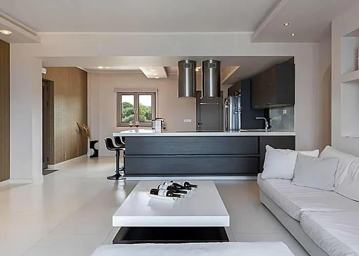 Kymothoe Elite Suites