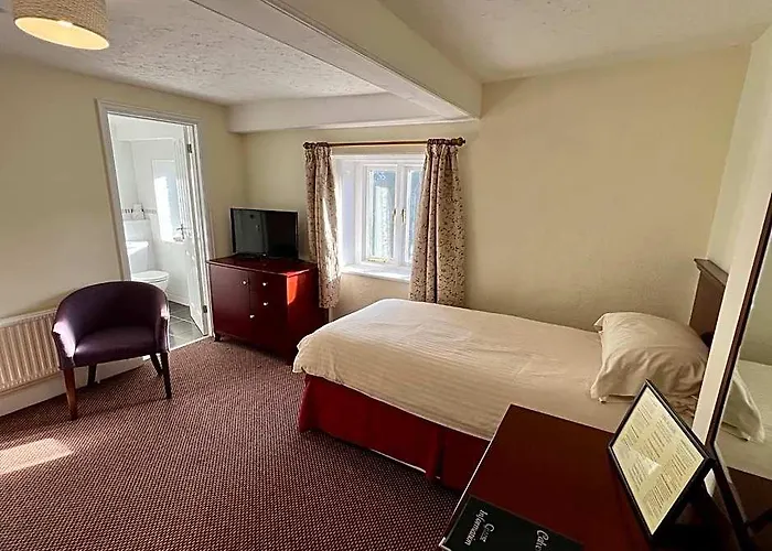 Calverts Hotel - Newport, Isle Of Wight - Return Car Ferry From 79 Pounds