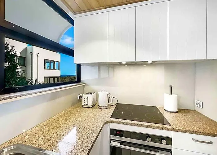 Breathtaking Views - Point Cartwright Bliss