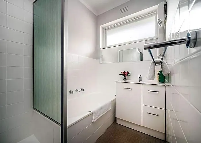 Ultra-Convenient 2 Bedroom Gem At Chadstone